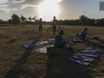 Il primo gruppetto di habitu� dello yoga lo troviamo sul prato di Parco Perotti. Sono sei ragazzi agli "ordini" di Valentina Gasparro, istruttrice di Hatha yoga